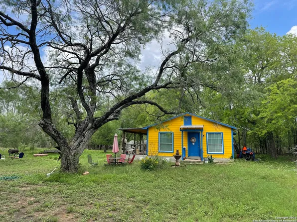 2806 COUNTY ROAD 653, Devine, TX 78016