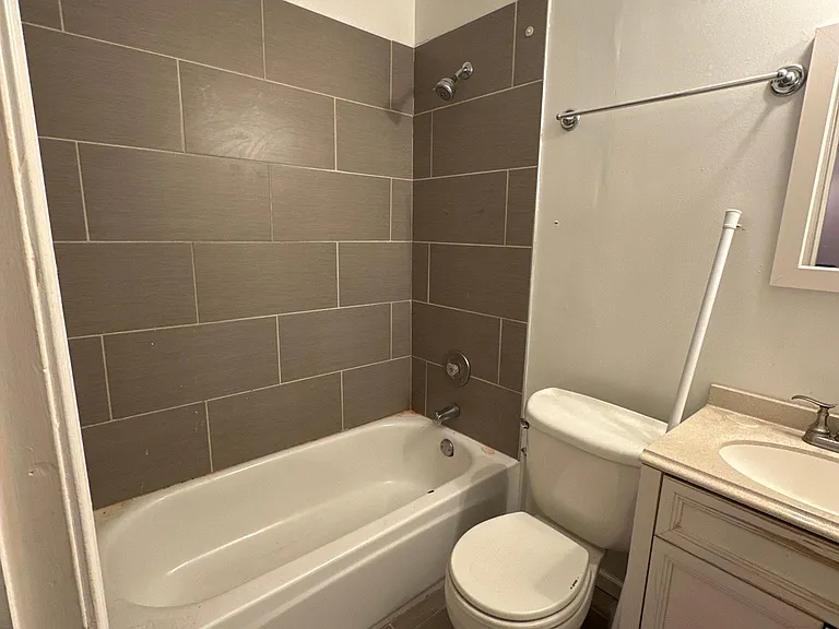 1503 W Nelson St #3R — Photo 4