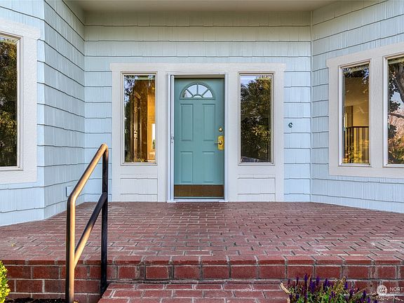 2nd image of 1005 SE Crestlane Drive