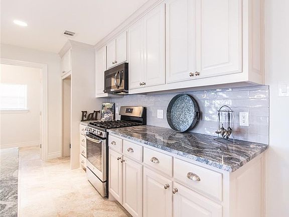 5th image of 2727 Larchmont Dr
