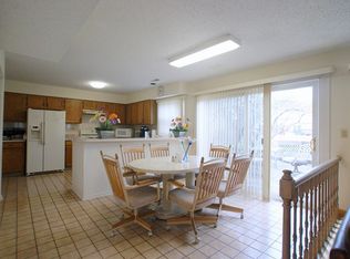 1012 Highland Grove Ct N, Buffalo Grove, IL 60089