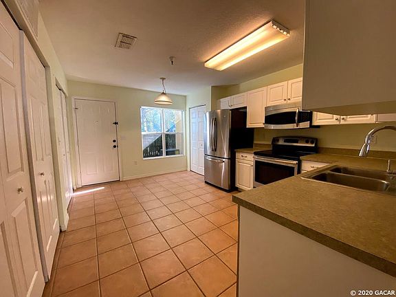 4th image of 2636 SW 35th Pl Unit 4