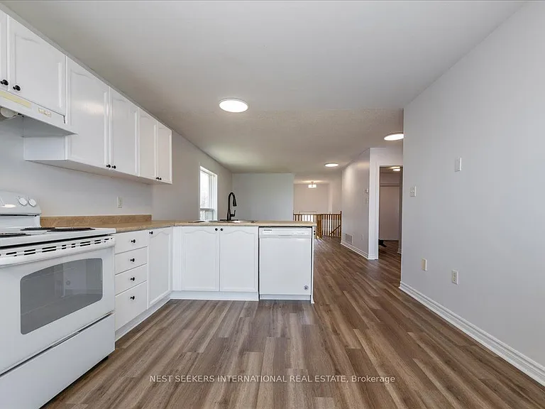 116 Courtney Cres #UPPER LEVEL — Photo 9
