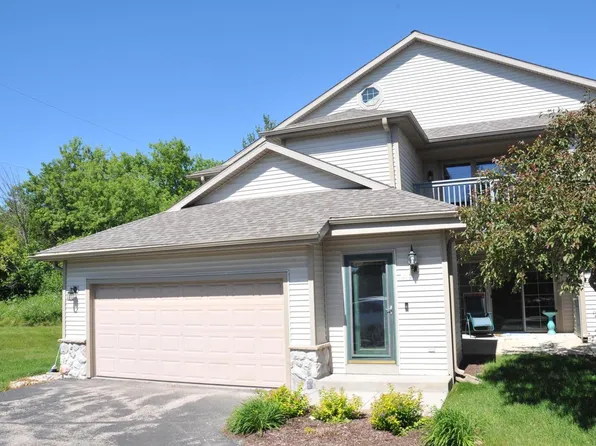 2301 Circle RIDGE #B, Delafield, WI 53018