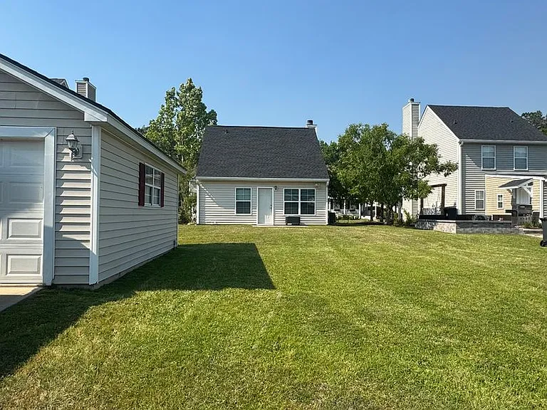 193 University Pkwy — Photo 2
