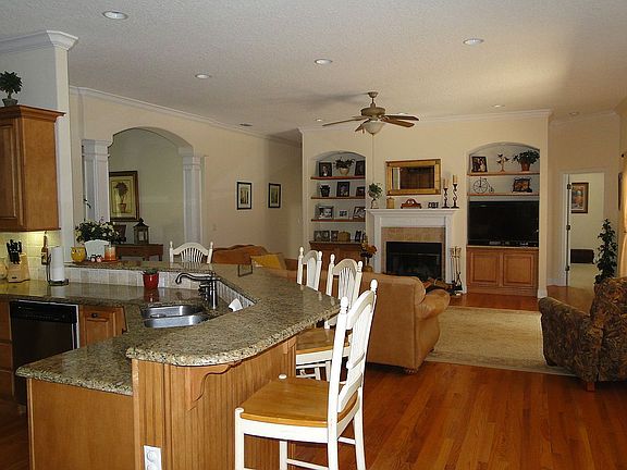 2nd image of 23 Emerald Oaks Ln