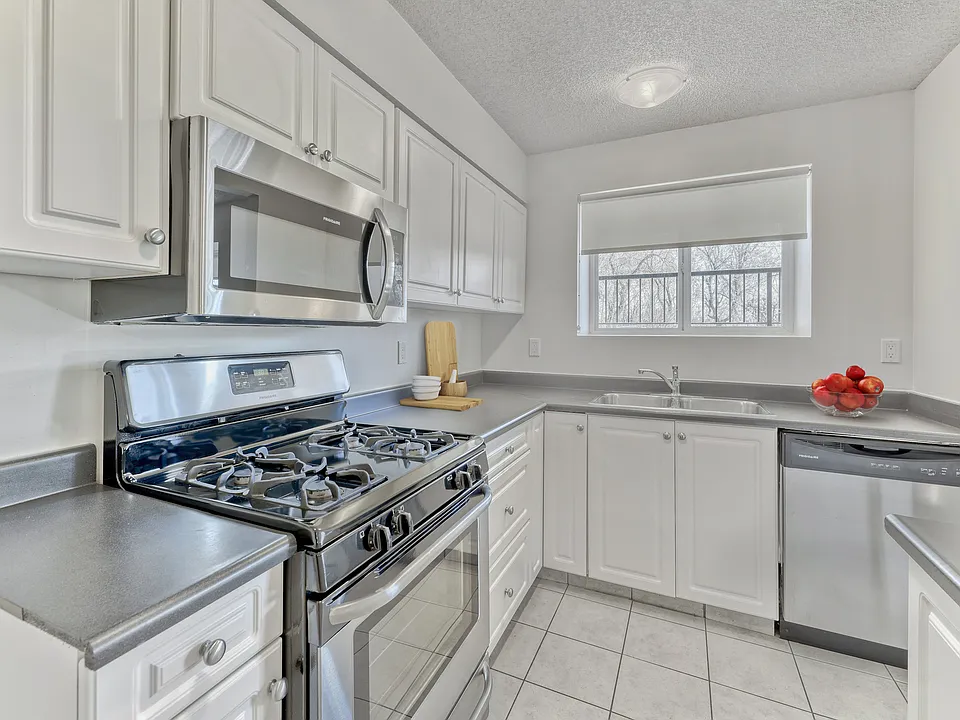 104 Hemlock Cres SW