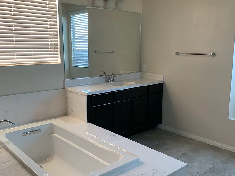 933 Kimbark Ave — Photo 6