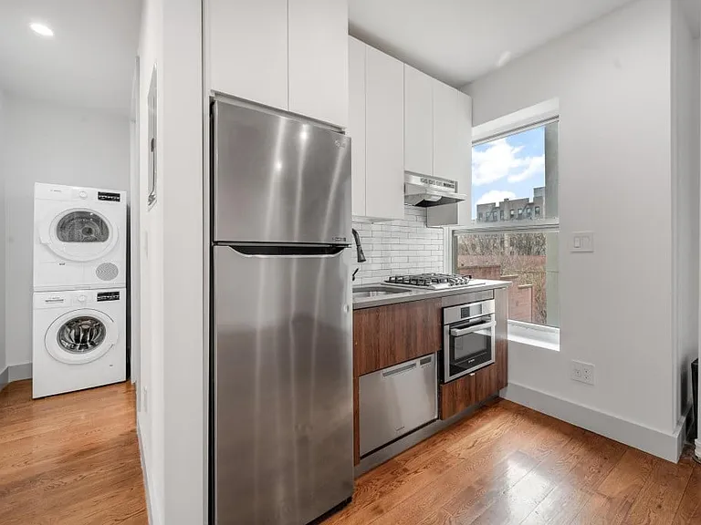 629 E 5th St #10 — Photo 2