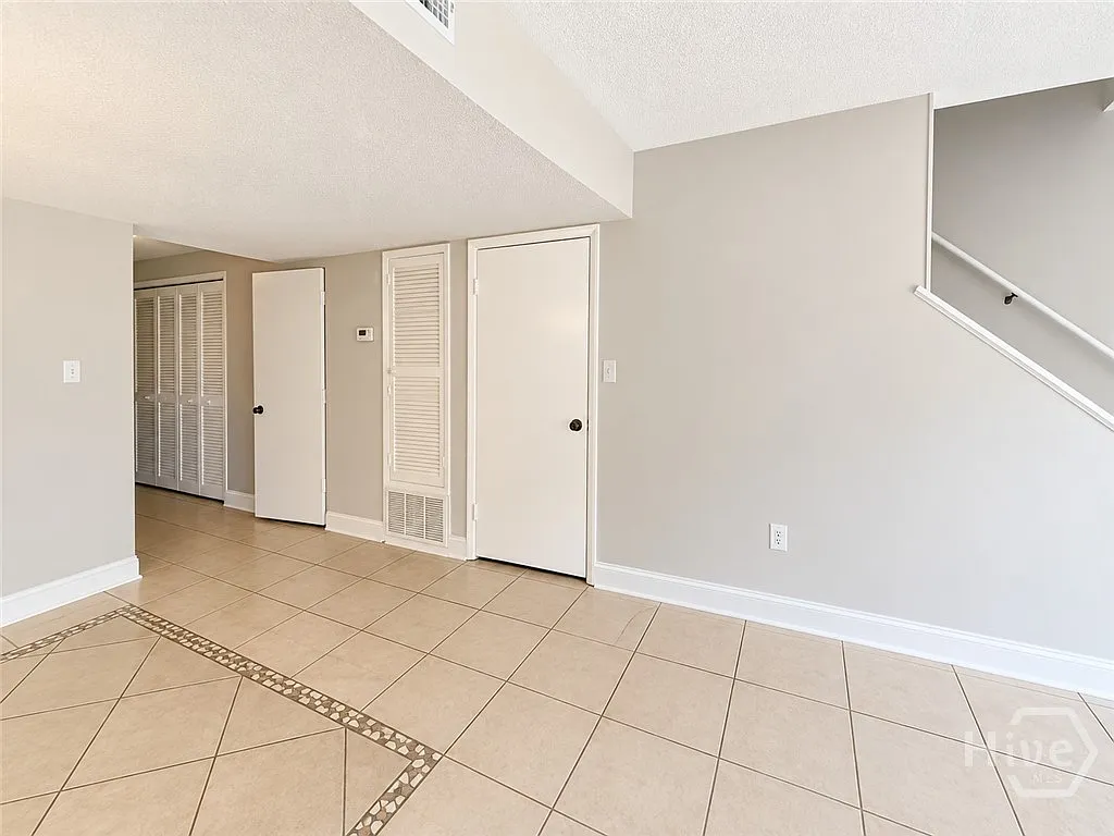 2220 E Victory Dr — Photo 3