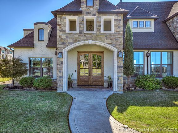 3rd image of 902 Summit Rdg