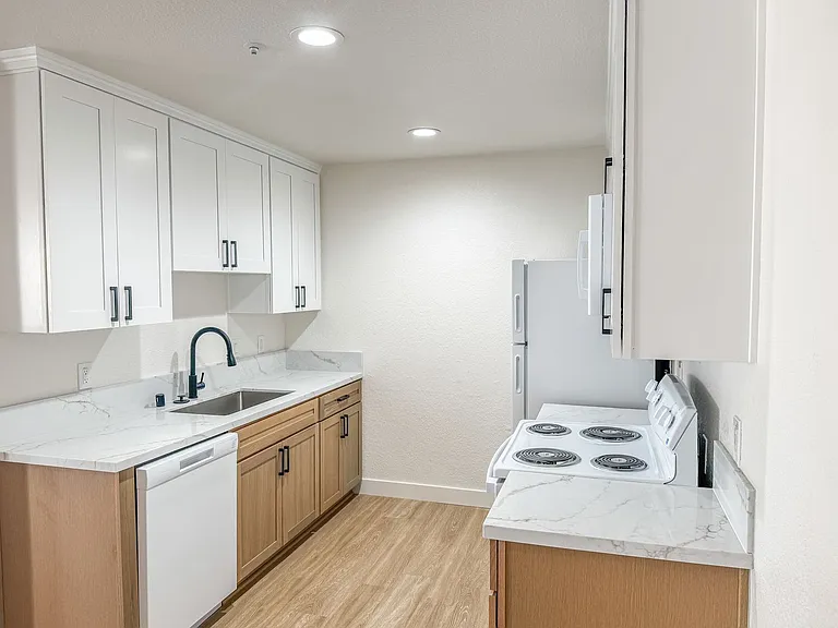 Sycamore Hills Village Apartments — Photo 29