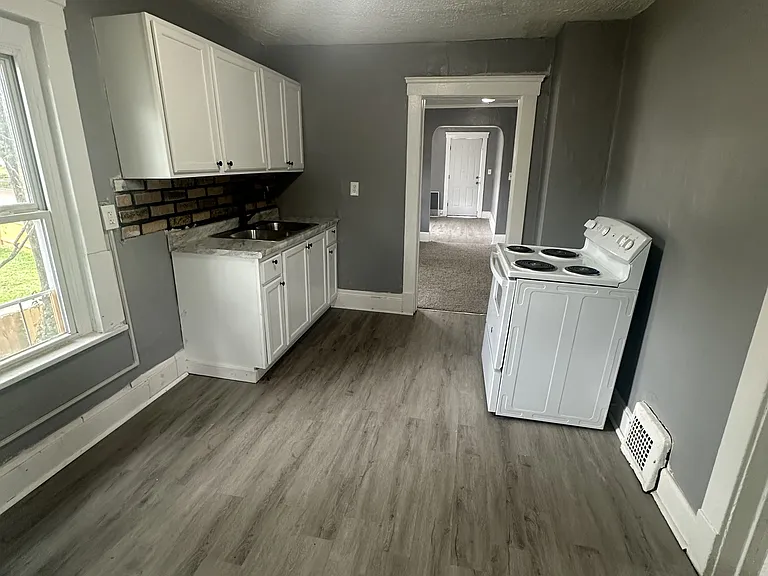 7613 Bancroft Ave — Photo 16