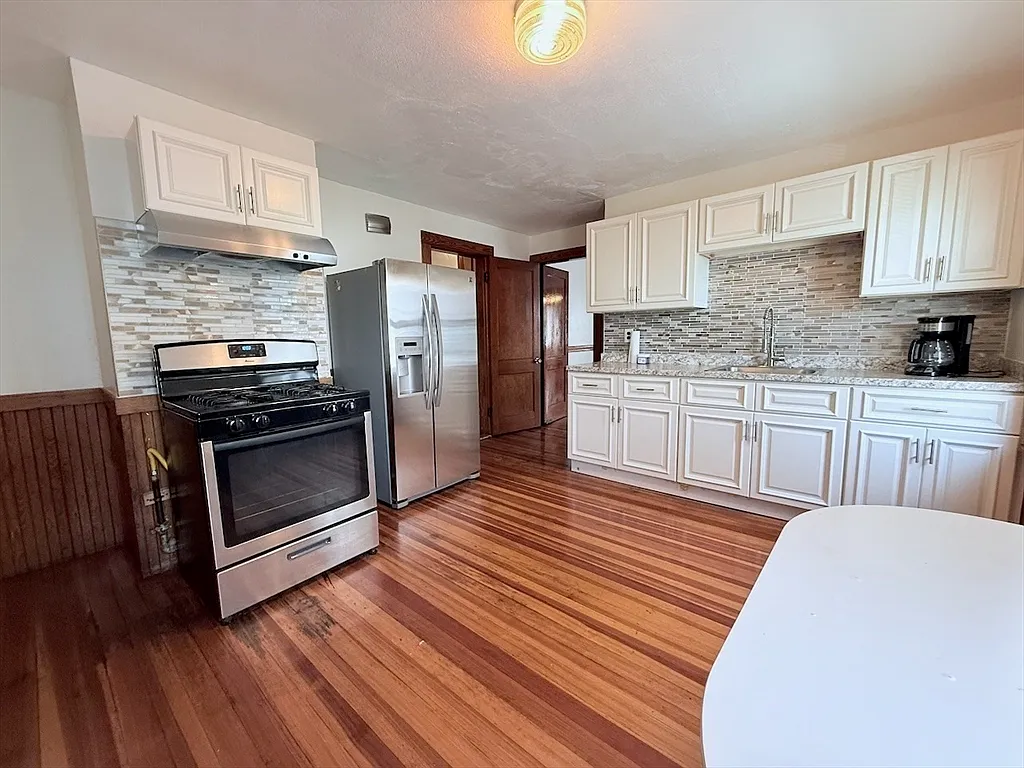 4 bed, 1.0 bath, 1425 sqft, $3,700 — Photo 3