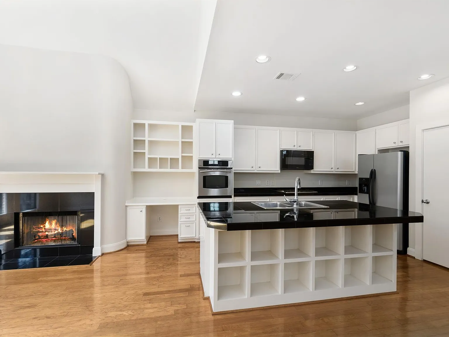 3 bed, 2.5 bath, 2656 sqft, $2,500 — Photo 4