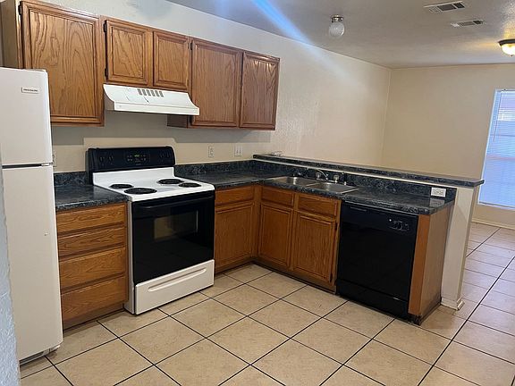 5th image of 1102 Leslie Cir APT A