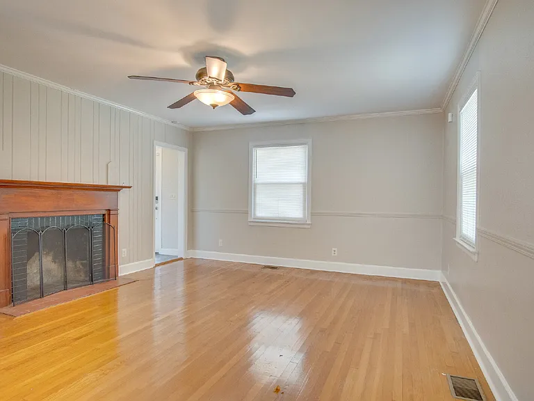 1613 E Jordan St — Photo 9