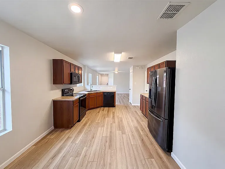 4 bed, 1609 sqft, $2,200 — Photo 4