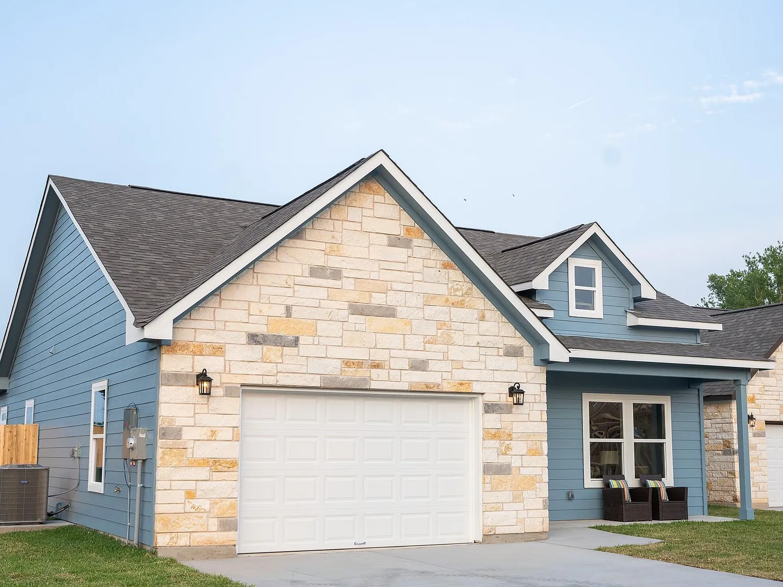 3 bed, 2.0 bath, 1576 sqft, $2,100 — Photo 3