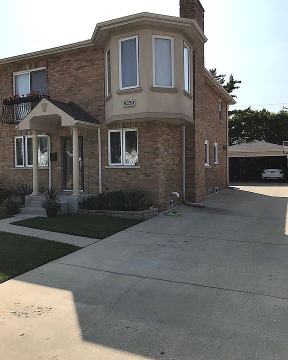 Side of house w/side drive