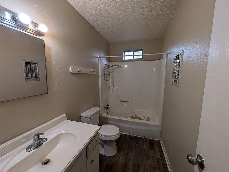 893-905 Campus St — Photo 10