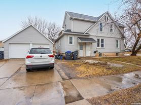 702 S. Commercial St / 109 Division St