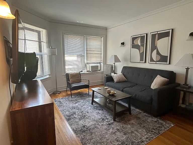 1911 W Larchmont Ave #1B — Photo 1