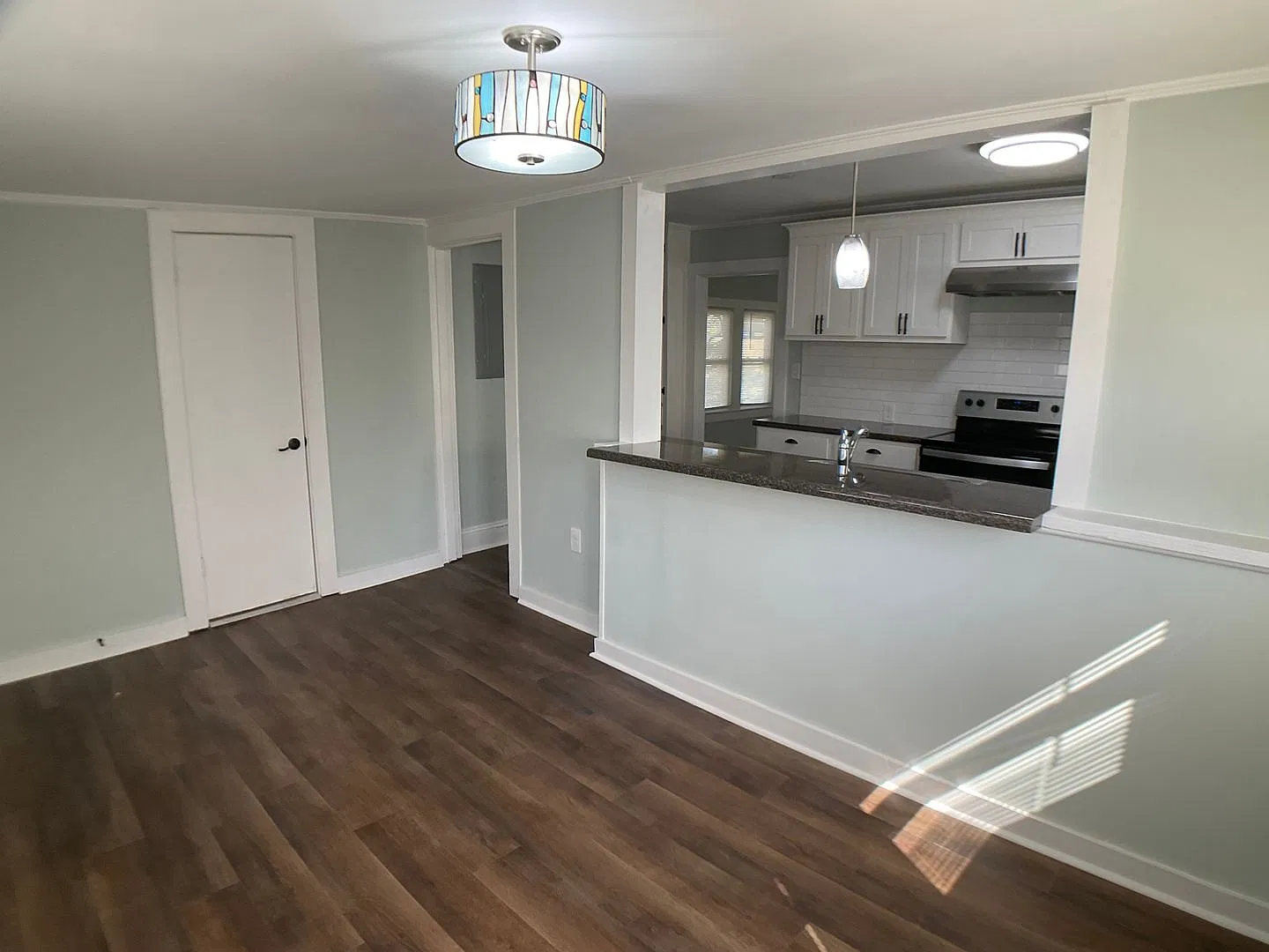 Adorable, fully renovated cottage on almost 1 Acre! — Photo 3