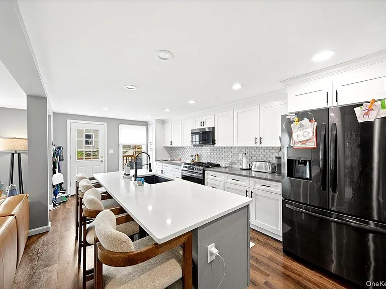 736 Pelhamdale Ave — Photo 6