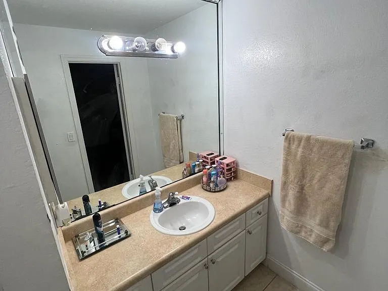 Full Bathroom 2