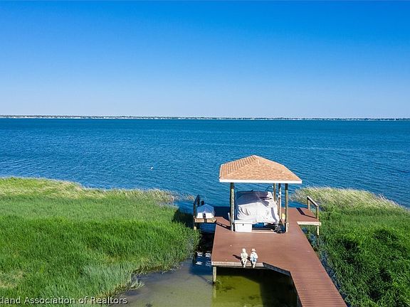2nd image of 207 S Bear Pointe Dr