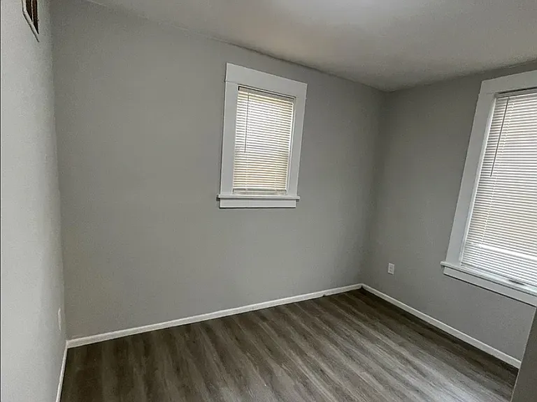 2211 Queen Ave N #1 — Photo 6