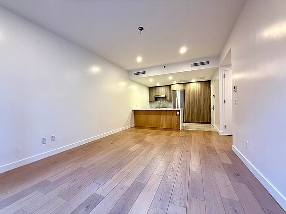 5th image of 249 E 50th St APT 5C