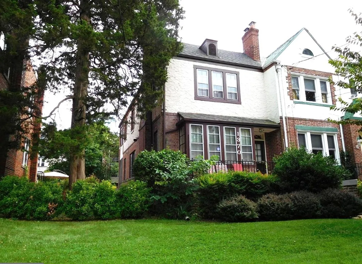 Sunny Tudor steps to Rock Creek Park — Photo 1