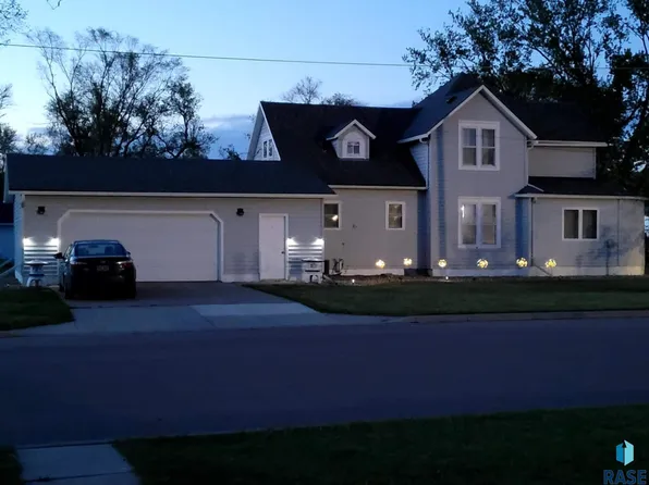 201 N 2nd St, Canistota, SD 57012