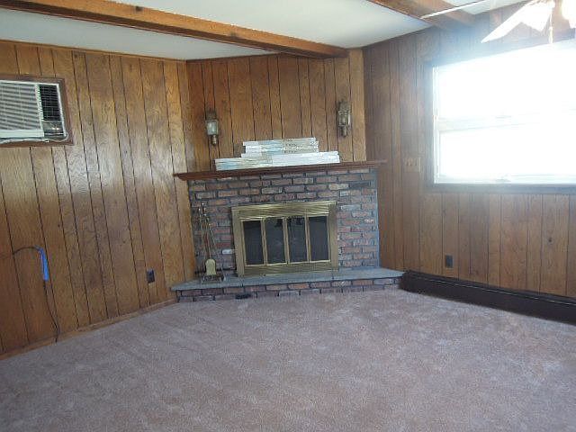 FAMILY ROOM - GAS FIREPLACE