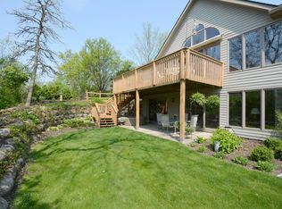 303 Parkview Ct, Hartland, WI 53029