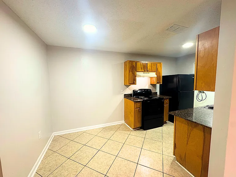 Willow Tree Apartments — Photo 8