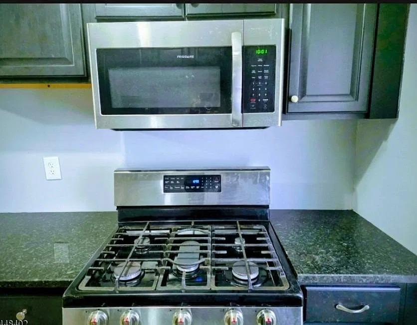2 bed, 1.0 bath, $2,150 — Photo 2