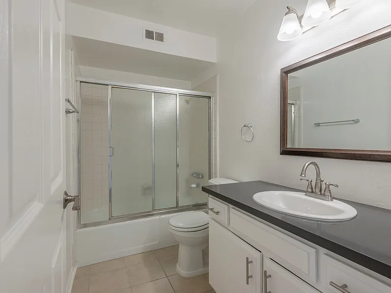 11701 Oxnard St — Photo 9