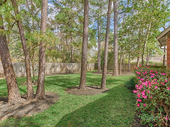 2nd image of 18 Gallant Oak Pl