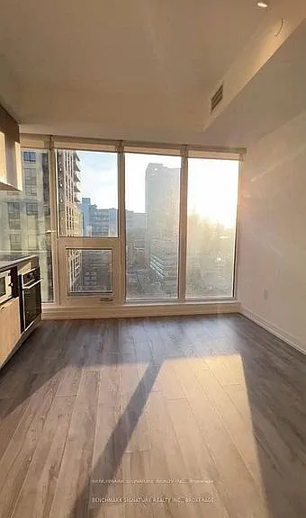 77 Shuter St #2015 — Photo 10