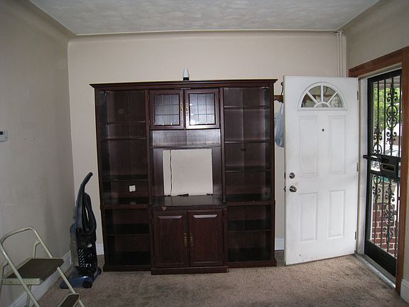 Entry/ Living Room Pic 1