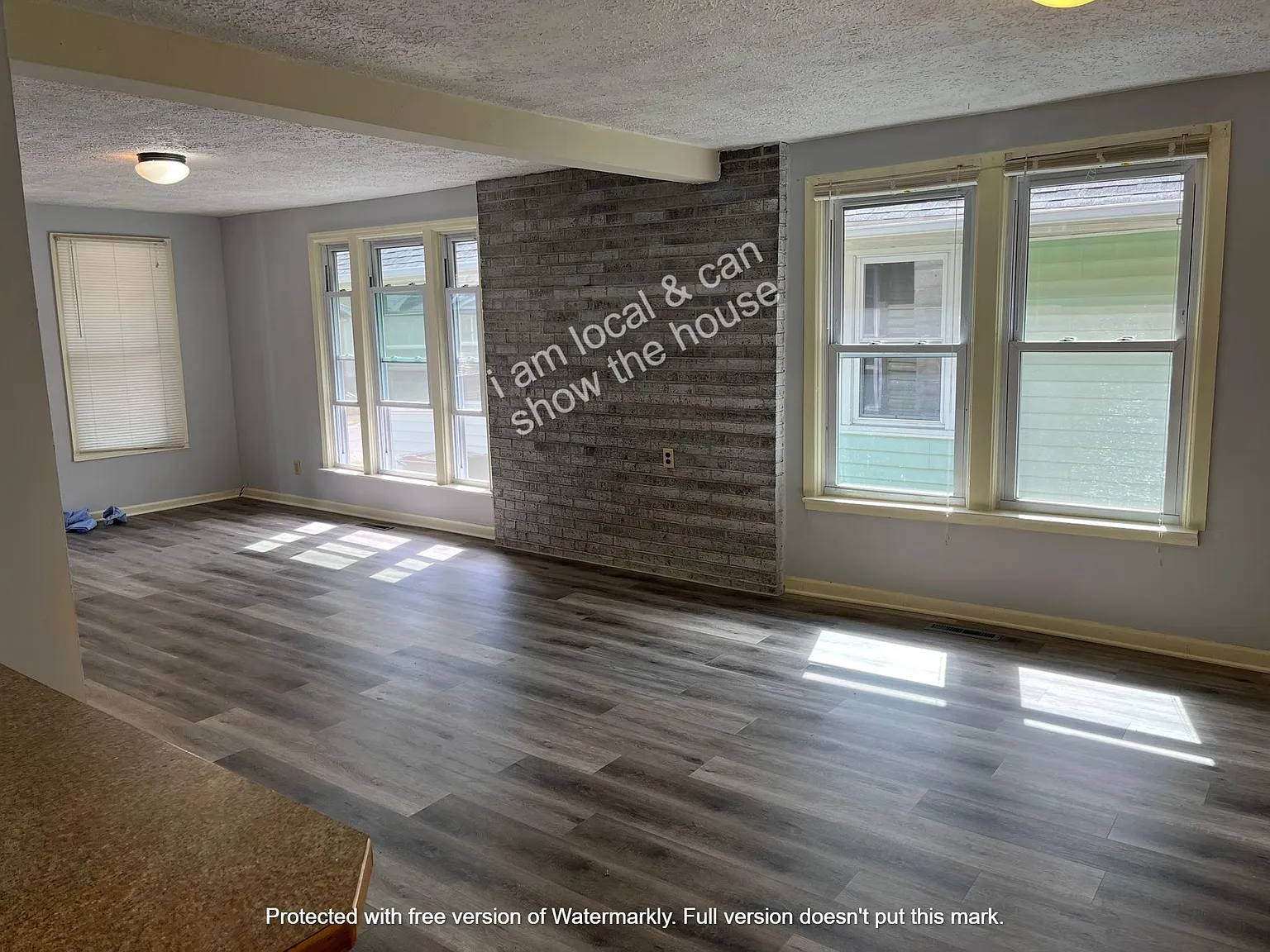 533 Woodrow Ave — Photo 2