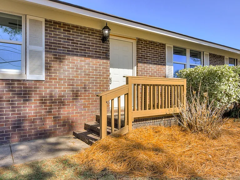 208 Maywood Dr — Photo 4