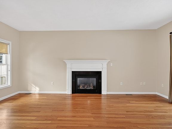3rd image of 19 Village Cir #19