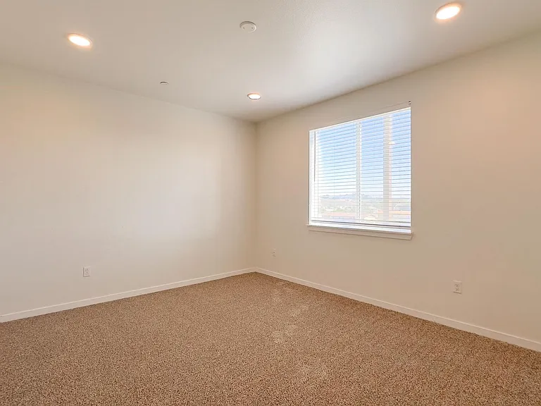 La Perla Apartments — Photo 25