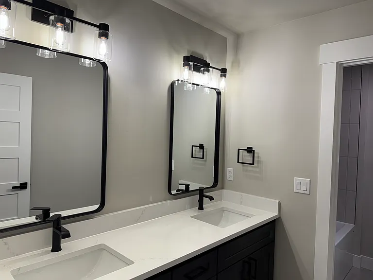 Common bath (upstairs)