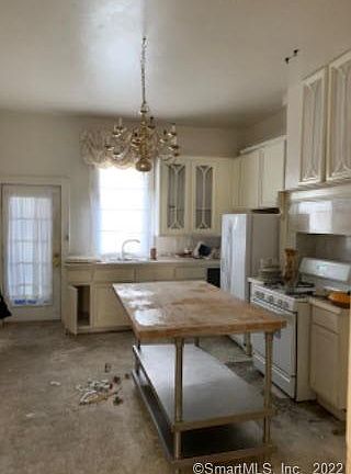 4th image of 367 Howard Ave