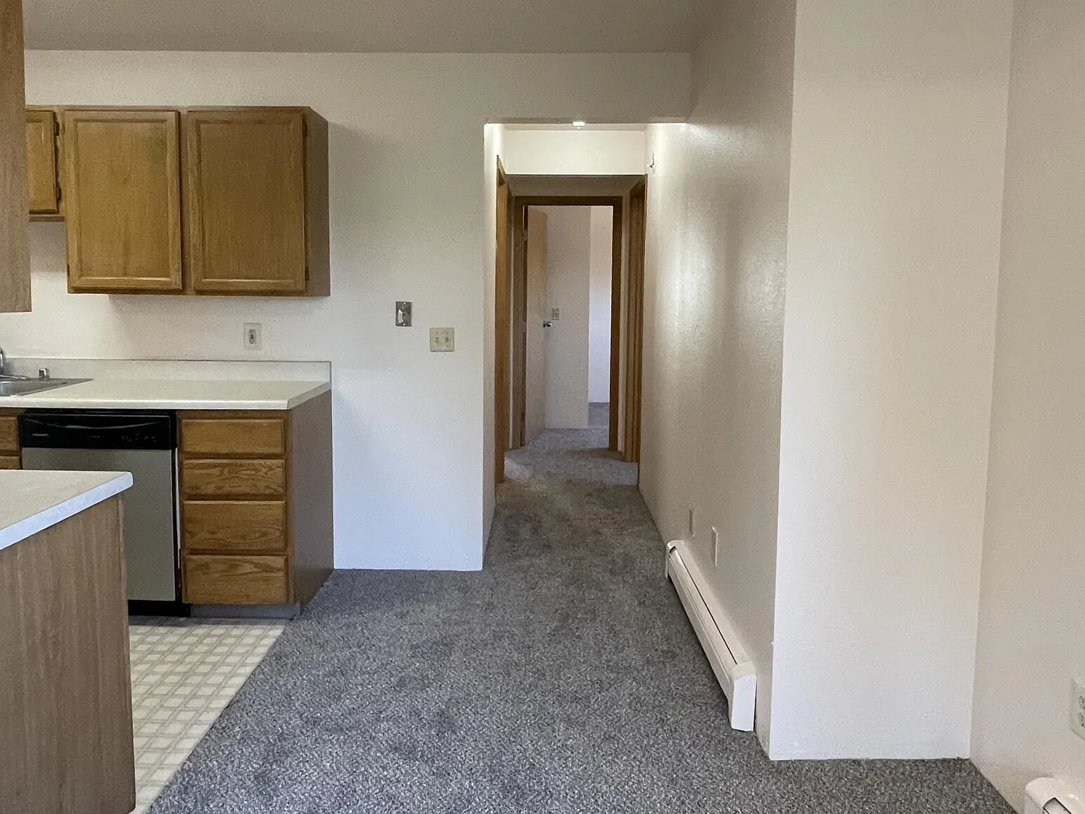 3 bed, 1.0 bath, 890 sqft, $1,650 — Photo 3